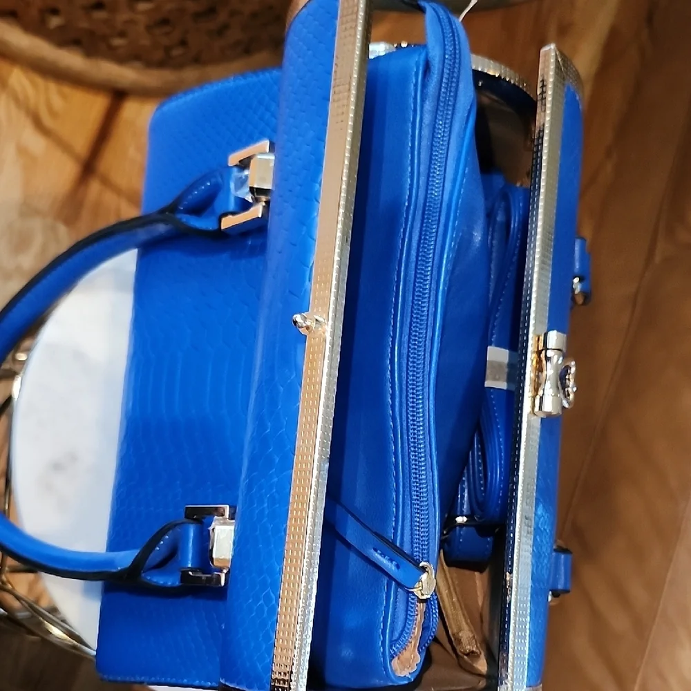 Elegant Blue Crocodile-Embossed Women's Handbag - Picture 4 of 8